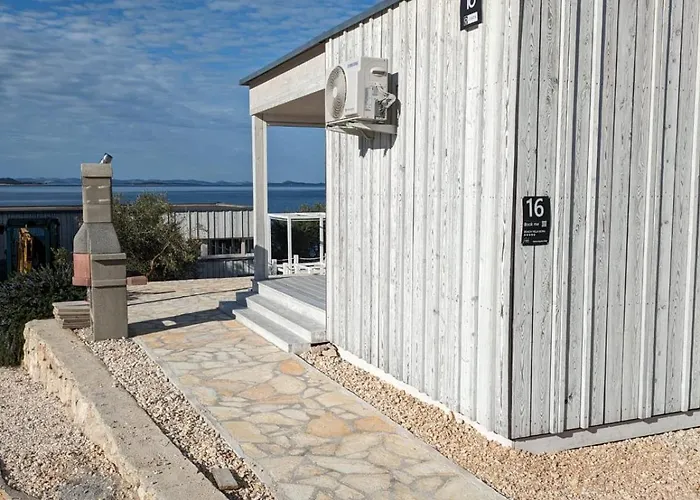 Buqez Hajda 16 - Second Row Direct On The