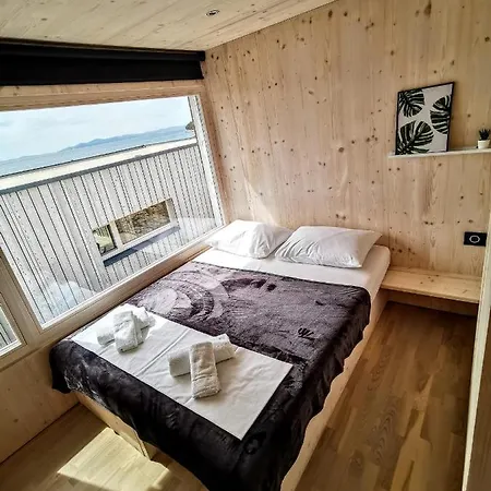 Buqez Hajda 16 - Second Row Direct On The