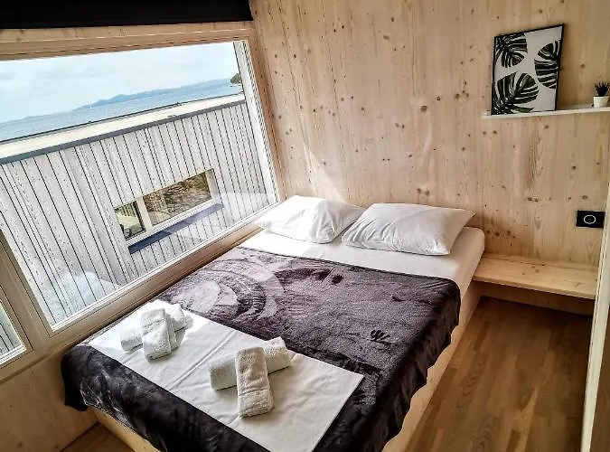 Buqez Hajda 16 - Second Row Direct On The