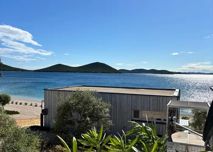 Buqez Hajda 16 - Second Row Direct On The Drage